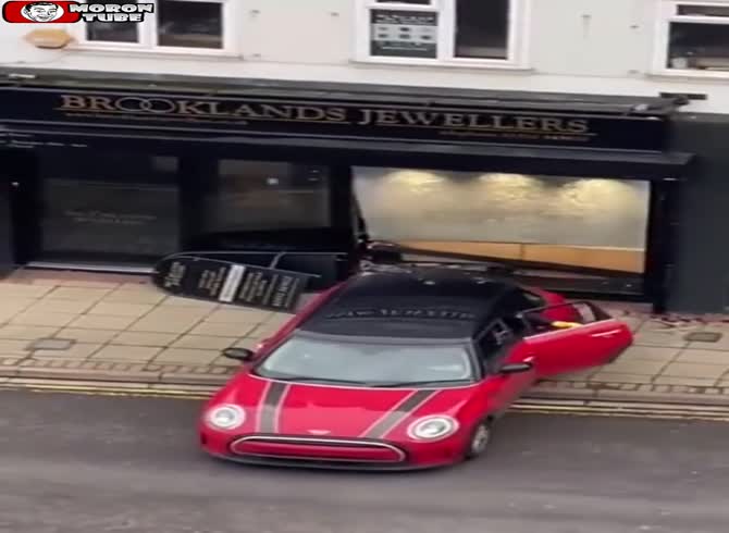 Video :After a ram vehicle attack on a jewelry store in England, three people were taken into custody